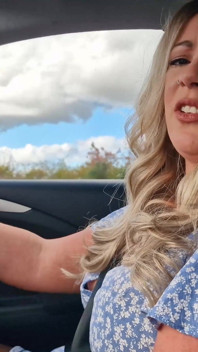 La voiture rentre chez elle avec sa belle-mère