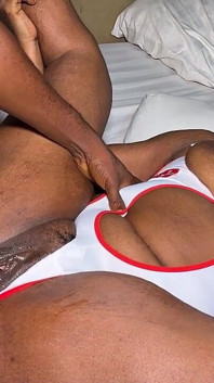 नर्स सेक्सी Vee अपने मरीजों के लंड की जांच करती है