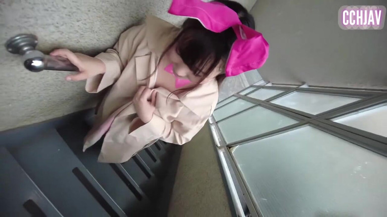 Chubby Curvy Hentai JAV: Bujna piękność namalowana w kolorze odważnie spaceruje po mieście w żartobliwej...
