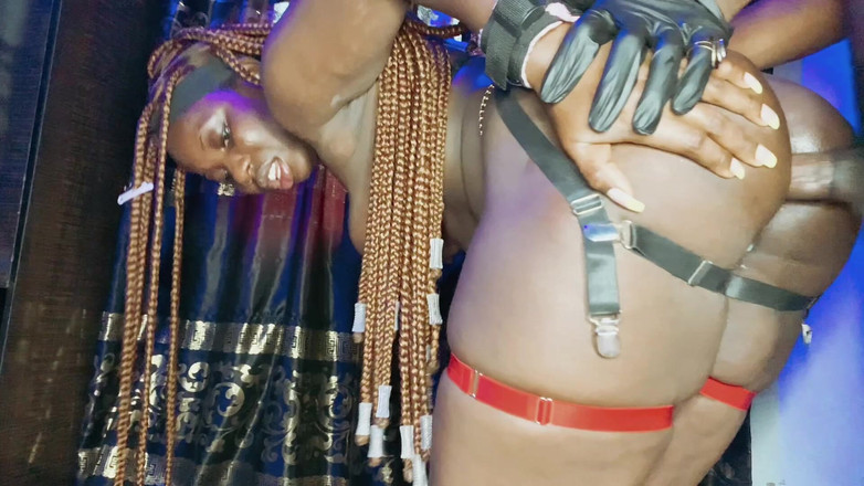 Nastyblackmama: 我是一个淫荡的荡妇，我喜欢像干爸爸的奴隶一样被对待，他射在我的脸上，并生气操我的菊花