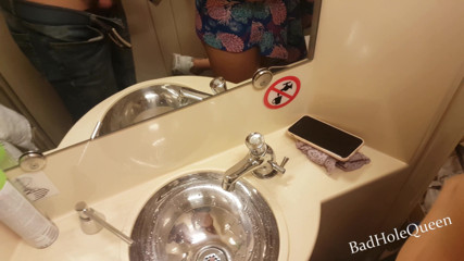 BadAnalQueen: Tren tuvaletinde seks yapmaya karar verdik - oral seks