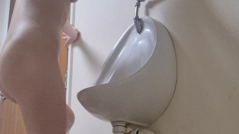 Lillia Cena: Chica mea en cuarto de baño arriesgado orinar