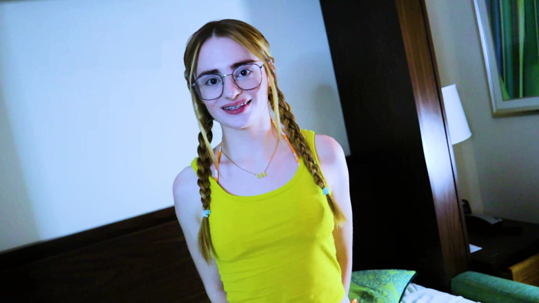 Smash Thots Films: Saya Smash Jalang Kolej Nerdy Reese Robbins di Bilik Hotel