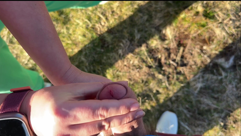 Emma Voyeur: Kepergok membelai di depan umum... Cewek itu bantuin aku selesai