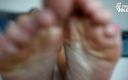Czech Soles - foot fetish content: Adoration sexy des gros pieds en regardant la télévision