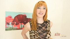 ATKIngdom: Anny aurora lagi asik berpose di depan kamera saat casting