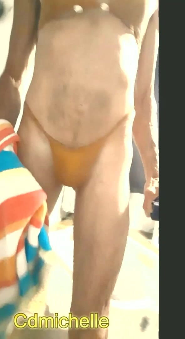 Crossdressers Cd Michelle wearing sexy lingerie: Cdmichelle ubrana w seksowną opaleniznę i żółty strój kąpielowy