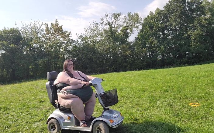 SSBBW Lady Brads: Je chevauche mon nouveau scooter de mobilité