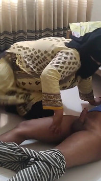 Carpenter repariert bett, wenn sexy bBW 55-jährige witwe tante heiß wird und fickt servicemann (cowgirl reitet auf großem schwanz)