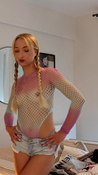 Twerking Raver mädchen vom Musikfestival in ganzkörper-netzstrümpfen, um ihre nippel und dicken arsch zu zeigen