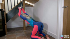 UKCuteGirl Lucy Lauren: Kombinezon neoprenowy, łańcuchy i spust dokuczać