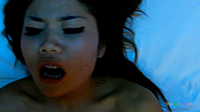 Thai Girls Wild: Кримпай поздней ночью с крошкой с большими сиськами