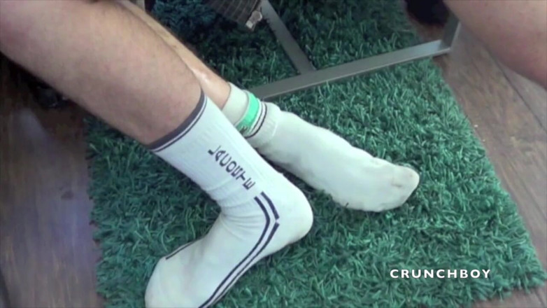 STRAIGHT BOY CURIOUS: Tim dikongkek oleh Seb dalam penguasaan sneakers