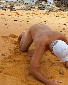 Ladysilvas: Ladysilva desnuda en la playa mostrando su culo bronceado caliente...