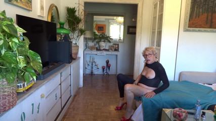 Carlatx: Spaanse slet in catsuit