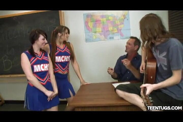 TeenTugs: Ponpon kızlar masaja hükmediyor