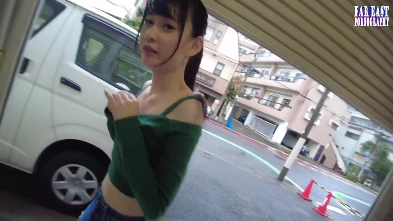 Far East pornography: Gulp Bliss delicata con una piccola curva dai capelli scuri...