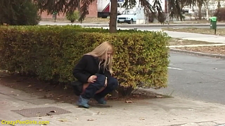 Crazy pee girls: Beleza mijando na rua atrás de arbustos