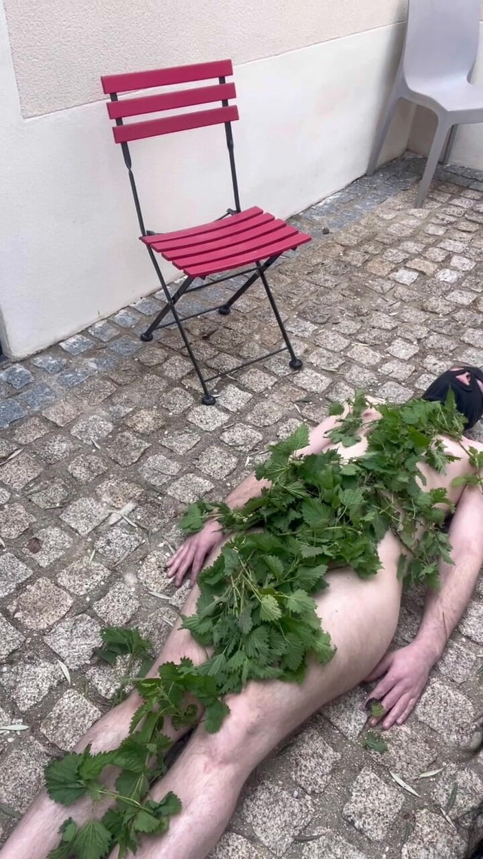 Maitresse Clara: Ia menyengat jelatang...