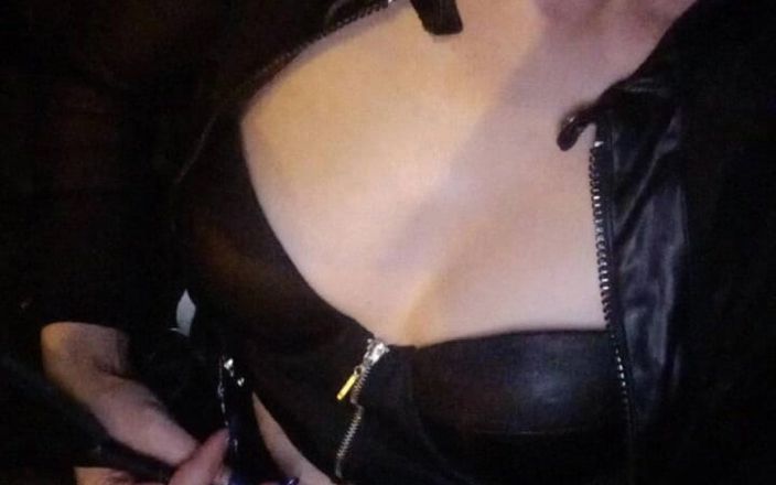 Dominatrix Redsonyja: Cewek seksi ini memilih dan pergi dengan uang seksi ini!