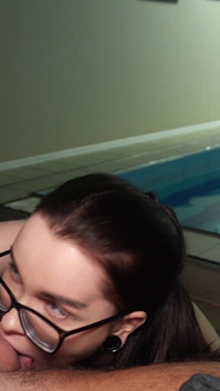 3 troie succhiano un grosso cazzo a bordo piscina e Vengono sborrate in faccia!