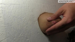 Erotic Planet X: Bryleeは彼女の濡れた猫を自慰行為しながらgloryholeから大きなコックを吸うようになる