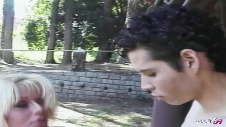 Shemale TS Collection: Ladyboy blonde kurus dikongkek dubur di luar rumah pada pertemuan...