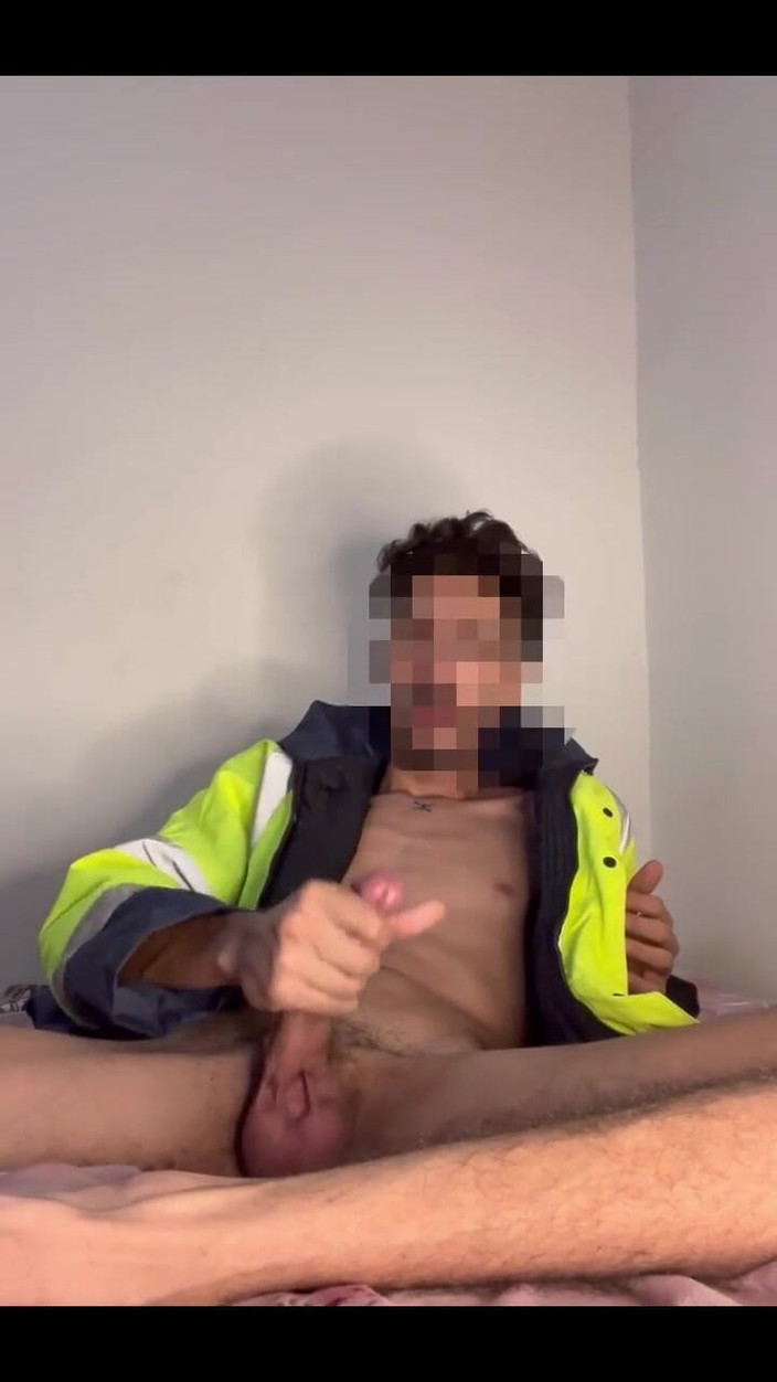 ARAB HUNG TWINK: L'operaio Edile Accarezza Il Suo Enorme Cazzo Fino a Quando...