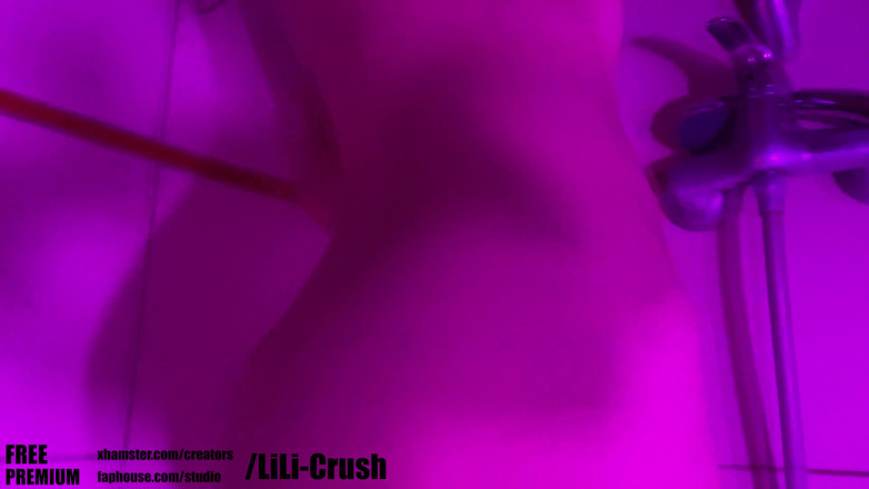Lili Crush: Tôi thực sự thích vuốt ve âm hộ của mình trong...