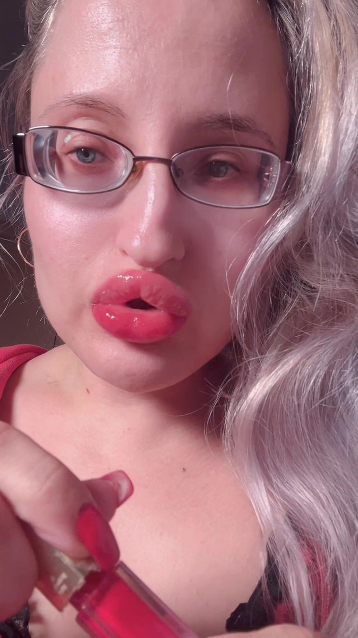 FinDom Goaldigger: 비보 레드 립글로스 사로잡기