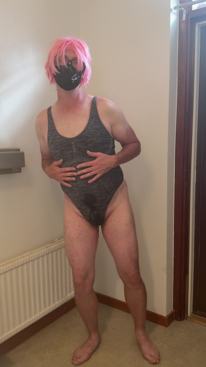 Julia Trans: La puttana dai capelli rosa si masturba e viene e...