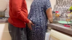 रोमांटिक भारतीय जोड़ा - सेक्सी पत्नी की रात का वियर ऊपर उठाया गया, गांड को किचन में पकड़ा गया