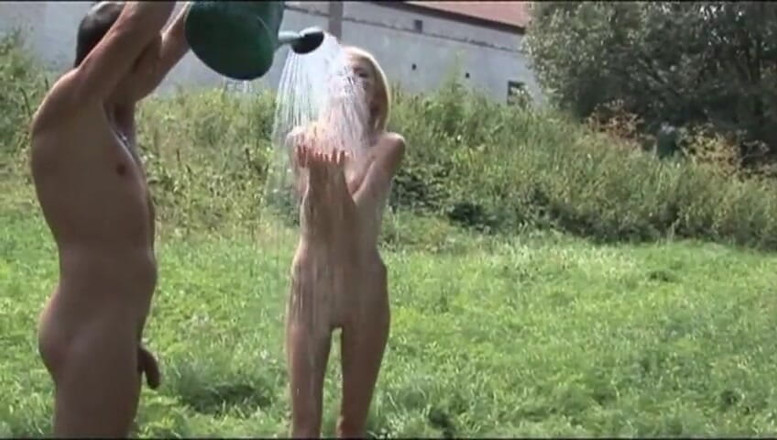 Out Sexxx: Trojka šukání kundičky s lahví penetrovaná trojkou piknik