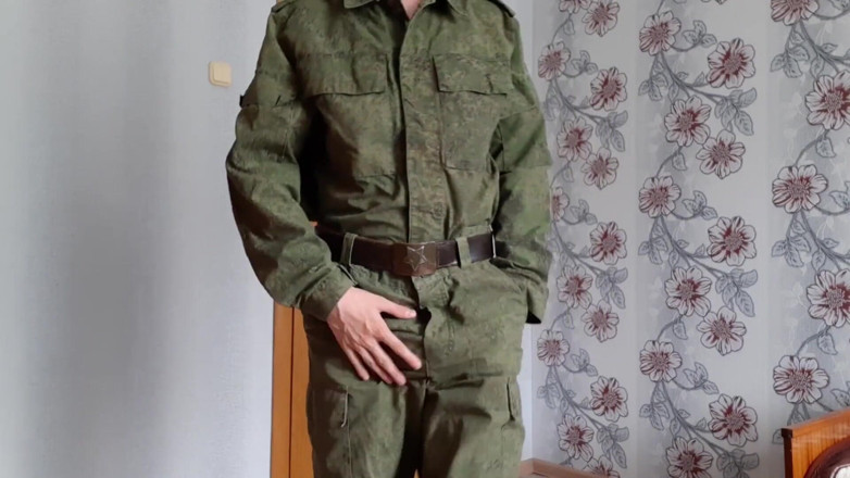 AlexRusFun: Un soldat russe excité masturbe sa grosse bite