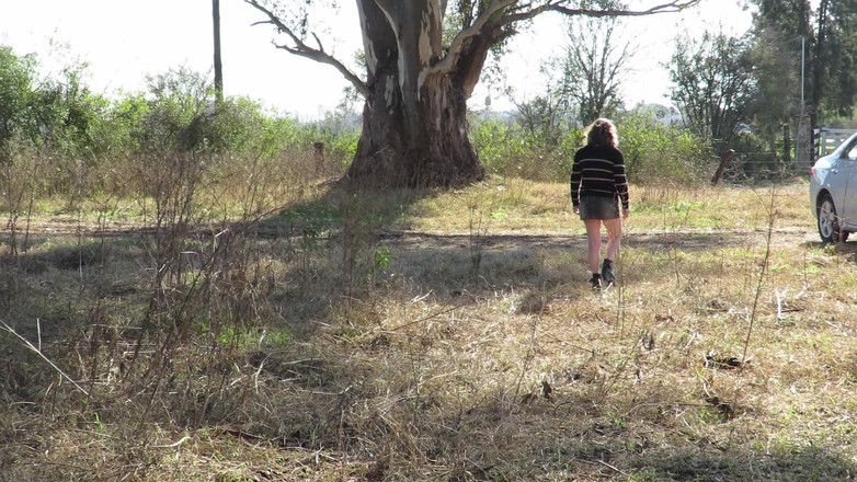Milfcamsex: Patricia no campo, xixi e masturbação ao ar livre
