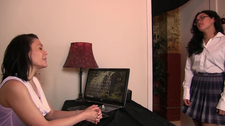 Punished Brats Spanking: Bayan Audrey Kim'e şaplak atıyor