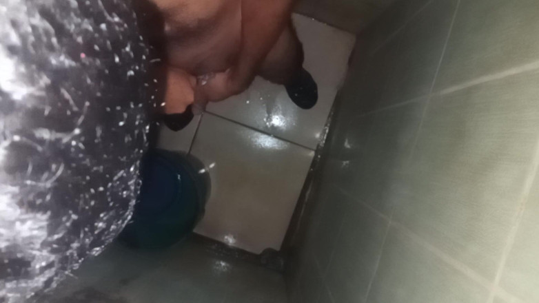 Cute boy jerks off: Pria ini dientot habis-habisan di kamar mandi single chamber