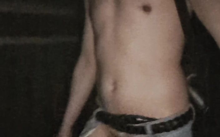 kinkygaynudist: Tanga içinde cüretkar yürüyüş!