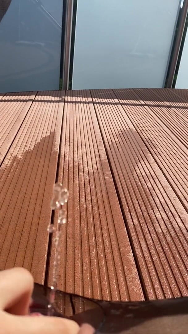 Josefine Schmied: Piss on the balcony in the sunshine
