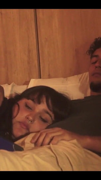 Viendo Netflix con mi hermanastra pero no pude evitar poner mi pene en su boca, ¡casi nos descubren!