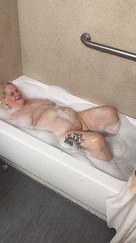 Safada bubbler recebendo sabão masterbating na banheira sua buceta ela esfrega