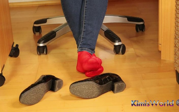 KimisWorld: 穿着黑色闪亮高跟鞋的红色尼龙脚 - 穿着紧身牛仔裤晃动和挑逗