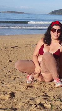 Frau pisst an einem öffentlichen strand, während niemand da ist