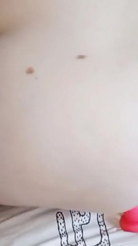 La ragazza paffuta cavalca un dildo
