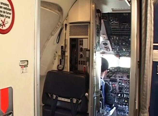 Analiscius: Atemberaubende brünette wird von flugzeugpiloten in den arsch gefickt