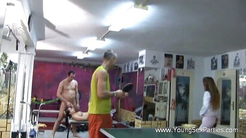 Young Sex Parties: Párty v tělocvičně s trojkou