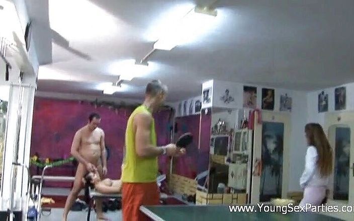 Young Sex Parties: Pesta gym dengan threesome