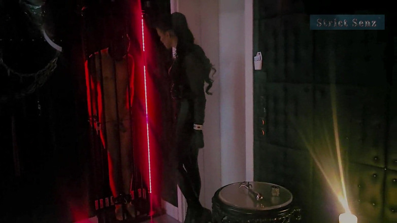 Strict Senz: Stina Stone चमड़े के दस्तानों में मालकिन द्वारा रैक पर बेरहम खींच रही है भाग 1