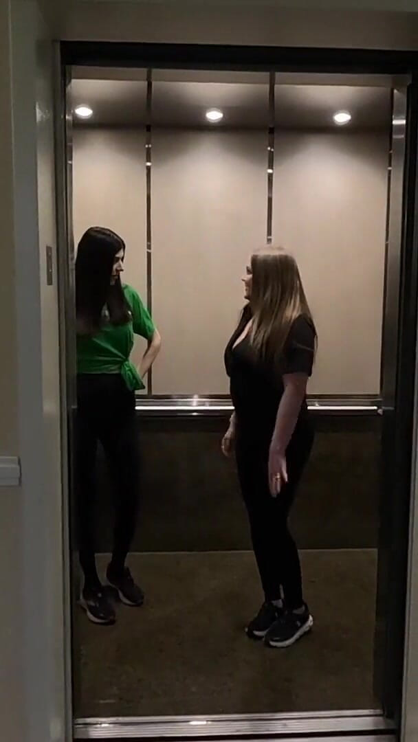Breed My Hotwife: Deux MILF mariées sautent sur mon canapé de casting pour être...