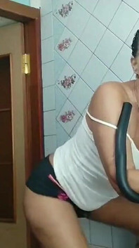 Une femme au foyer solitaire dans un simulateur secoue son gros ventre et montre son cul qui rebondit devant la webcam